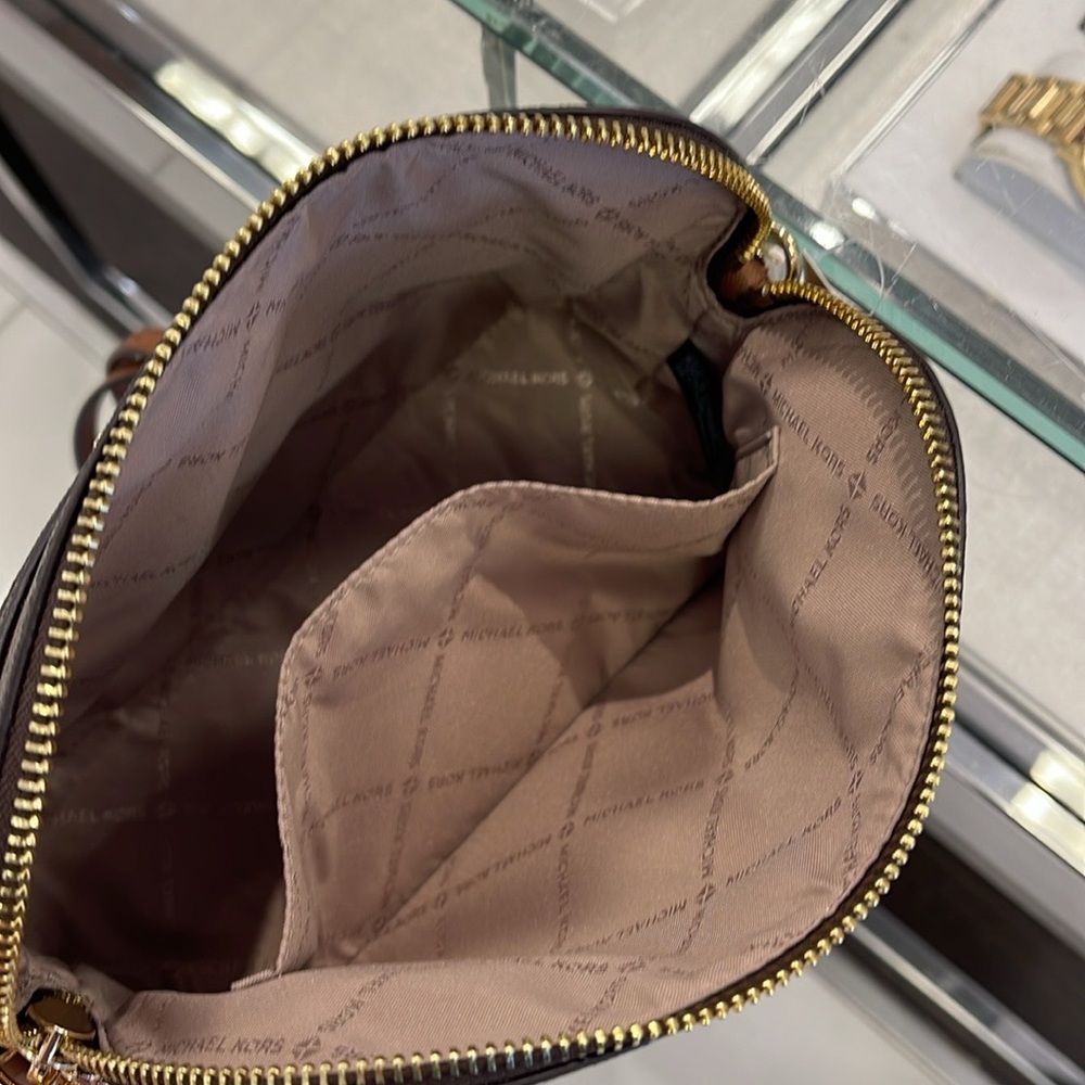 MICHAEL KORS
Jet Set Travel Medium Logo Dome Crossbody Bag
Brown 
NWT - Picture 11 of 16